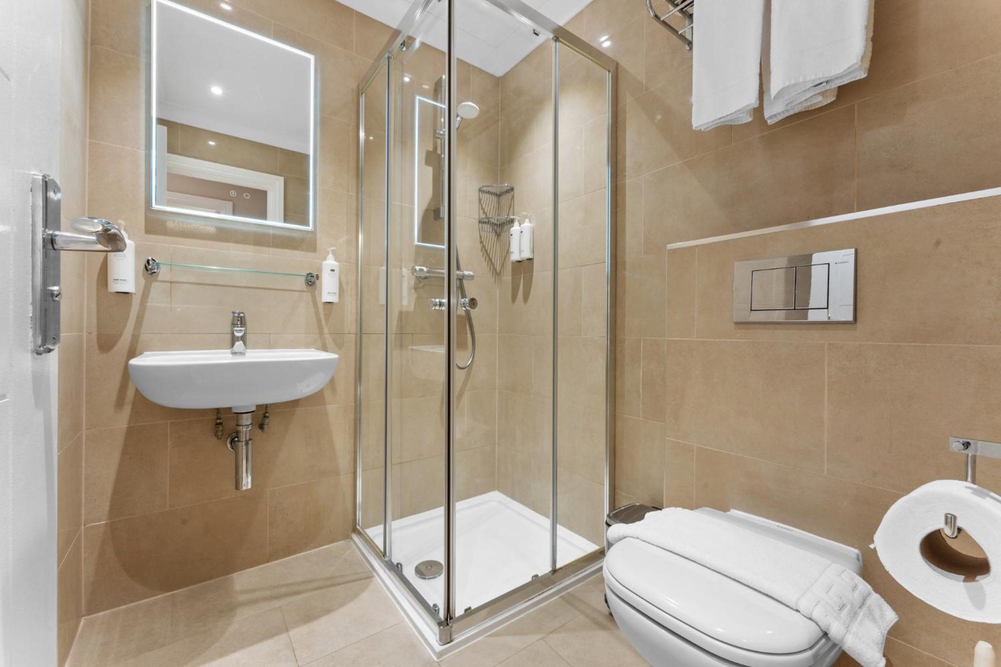 Cleveland Residences Russell Square Apartment *