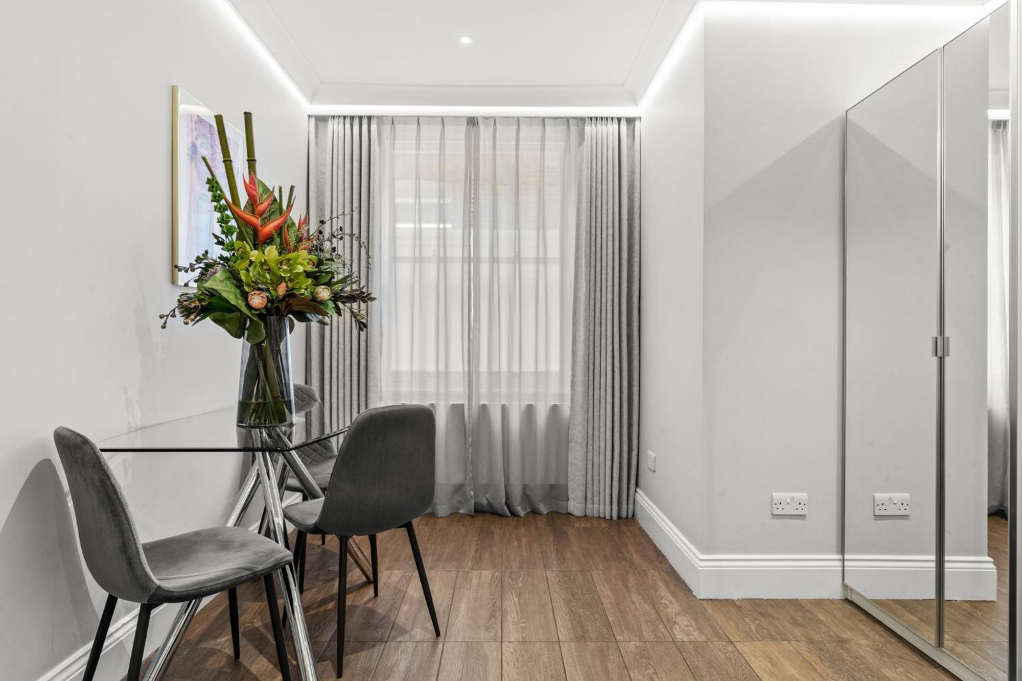 Cleveland Residences Russell Square Apartment *