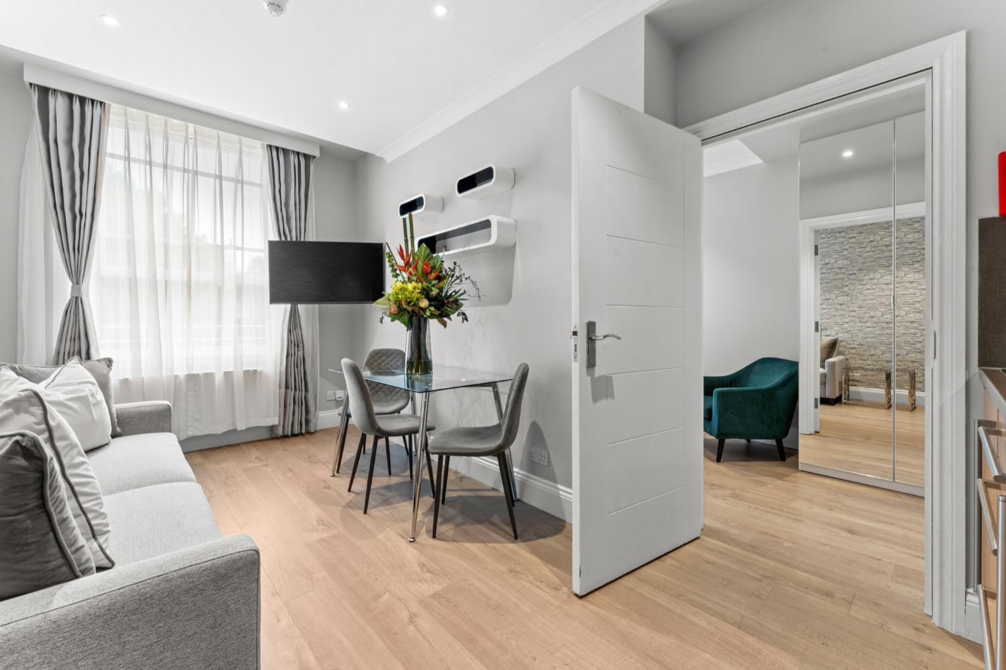Apartment Cleveland Residences Russell Square